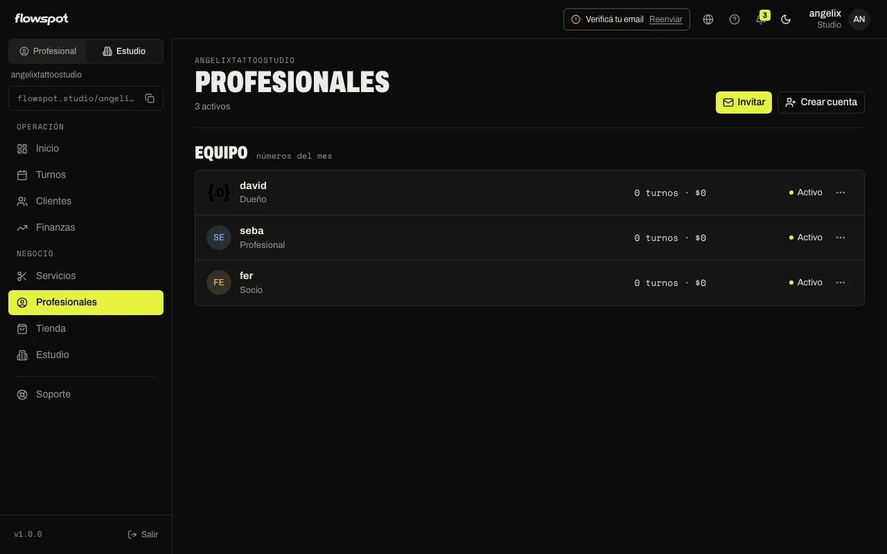 Sección “Equipo” con un profesional activo, uno en “Invitación pendiente” y el menú ⋯ abierto